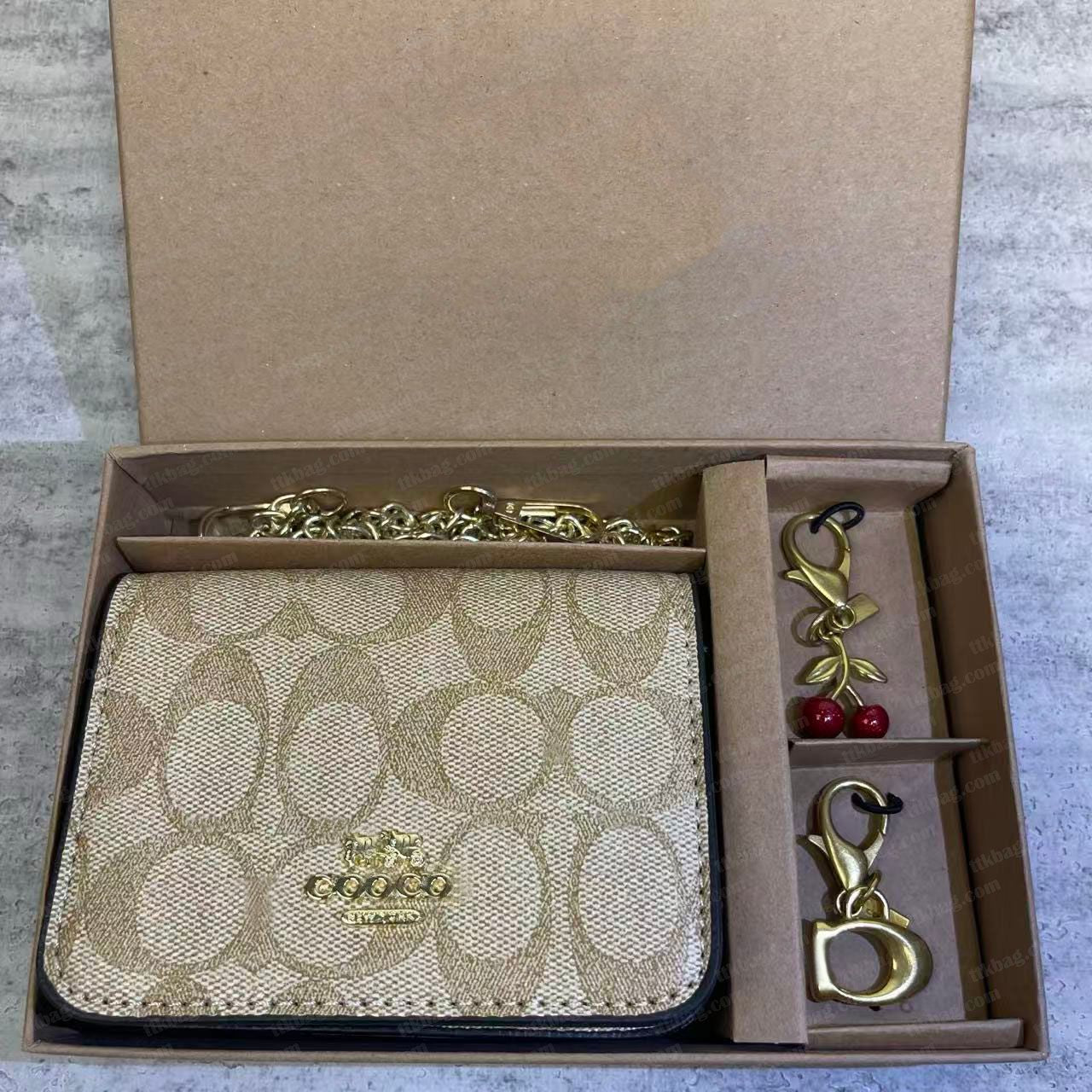 Wholesale Ladies Fashion Bag Shoulder Bag Underarm Bag Designer Simple Bag Mini Handbag Underarm Bag Classic Peplum Purse Wallet Alphabet Bag